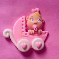 Bebê no carrinho rosa