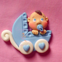 Bebê no carrinho azul